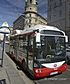 Die Wiener Linien präsentieren den neuen Elektrobus für die Innenstadt, bei der Aufladung an der Oberleitung in der Endstelle.