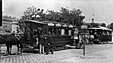 Pferdetramway bei der Aspernbrücke um 1894, vordere Wagen ist ein Decksitzwagen