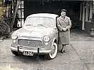 Steyr Fiat 1100 Gretl A. bei der Neuwagenabholung bei der Fa. Jokisch in Linz am 29.09.1960